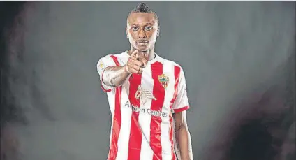  ?? FOTO: UD ALMERÍA ?? El delantero nigeriano Umar Sadiq, de 24 años, apunta a ‘pelotazo’ del Almería, tomando el relevo del uruguayo Darwin Núñez