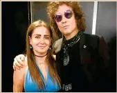  ??  ?? Celia, hija de Alex Lora (vocalista de El Tri), se tomó una fotografía con Enrique Bunbury.