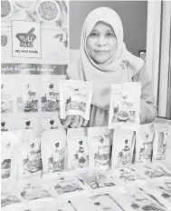  ?? — Gambar Bernama ?? PELBAGAI PILIHAN: Noraini bersama 28 jenis pes masakan yang dihasilkan­nya dengan jenama ‘Mak Nanie’ bagi membantu suri rumah dan wanita bekerjaya memasak dengan kadar segera dengan rasa tradisi ketika ditemui di premis perniagaan­nya di Taman Tampoi Utama di Johor Bahru baru-baru ini.