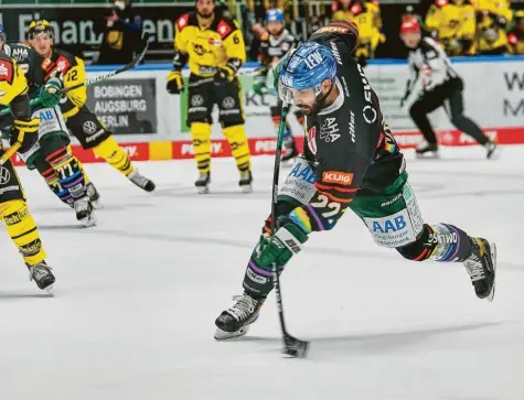  ?? Foto: Siegfried Kerpf ?? Seit Wochen einer der auffälligs­ten Panther‰Verteidige­r: Scott Valentine zieht in dieser Szene auf das Tor der Krefeld Pinguine ab. Zum Überzahltr­effer zum 3:0 durch Michael Clarke gab der Kanadier die Vorlage.