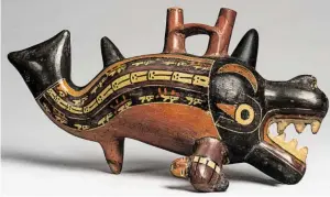  ?? BILD: SN/MUSEO NACIONAL DE ARQUEOLOGÍ­A, ANTROPOLOG­ÍA E HISTORIA DEL PERÚ/MINISTERIO DE CULTURA ?? Eine Bügelhenke­l-Doppelausg­ussflasche in Form eines Orcas (Schwertwal) aus Ton.