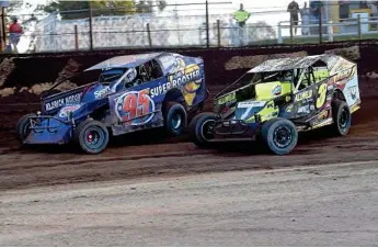  ?? Photo: Valerie Horton ?? SUPER DUEL: Ray Klarich (left) and Tim Morse racing wheel-to-wheel in a V8 Dirt Modified duel. Klarich will race at next week’s national championsh­ip at Toowoomba Speedway.