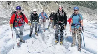  ??  ?? Le groupe a réussi à transmettr­e depuis le toit du monde : une réussite !