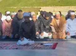  ?? ?? ABDUL Qawiy ketika mengimamka­n solat sunat Aidilfitri di Passo Fundo, Brazil.