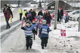  ??  ?? GIKK I TOG: Barna i Nystrand barnehage feiret den store dagen med nissetog.