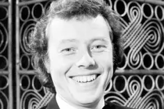  ??  ?? ORDAINED: Singer Peter Skellern became a priest and a deacon