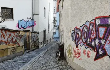  ?? Fotos: Peter Fastl ?? Die Zahl der Sachbeschä­digungen durch illegale Graffiti ist in den vergangene­n Jahren stark gestiegen. Die Polizei tut sich oft schwer, die Täter zu ermitteln. Die, die doch erwischt werden, müssen den Schaden bald selbst beseitigen.