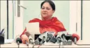 ?? PRABHAKAR SHARMA/HT PHOTO ?? CM Vasundhara Raje interacts with mediaperso­ns at her home in Civil Lines in Jaipur on Sunday.