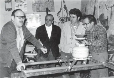  ?? ?? Luis Carmona en el segundo taller que tuvo, en la calle Séneca, arreglando una estufa de butano de las que se colocaban debajo de las mesas de camilla. Era un manitas, lo mismo ponía un grifo que dejaba nueva una hornilla.