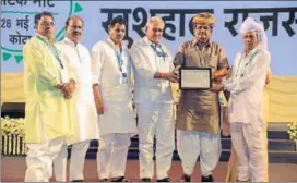  ?? AH ZAIDI/HT ?? Union minister of state for consumer affairs, food and public distributi­on CR Chaudhary (3rd from right) felicitati­ng progressiv­e farmers and cattle breeders at GRAM in Kota on Friday.