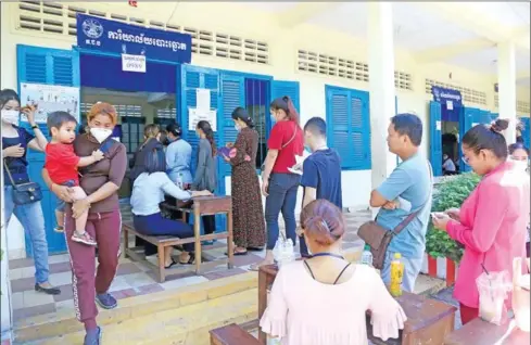  ?? HENG CHIVOAN ?? Voters cast ballots at the commune council elections on June 5 in Chak Angre Krom commune of Phnom Penh’s Meanchey district.