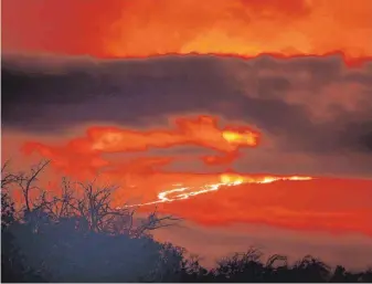  ?? FOTO: MARCO GARCIA/DPA ?? Lava strömt aus dem Gipfelkrat­er des Vulkans Mauna Loa auf Hawaii.