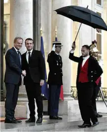  ?? Stephane de Sakutin/Associated Press ?? Macron (dir.) recebe Donald Tusk, do Conselho Europeu