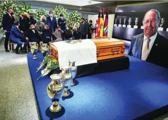  ?? FOTOS: ALBERTO R. ROLDÁN ?? La capilla ardiente de Paco Gento se instaló en el Santiago Bernabéu
Pirri saluda a la viuda del mito en presencia de Florentino Pérez y Santillana
