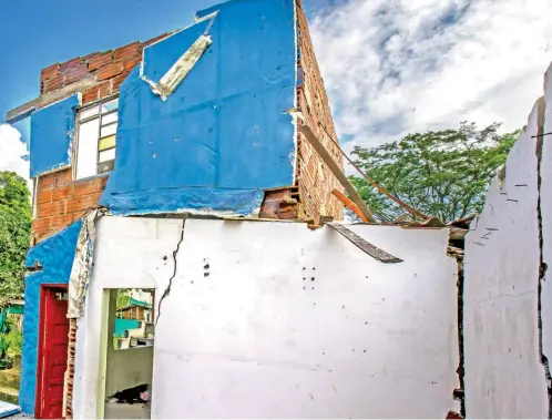  ?? FOTO JUAN ANTONIO SÁNCHEZ OCAMPO ?? Las casas al margen del río y contiguas a la estación Ancón del Ferrocarri­l cayeron al abismo. Solo se mantiene en pie la vieja estación.