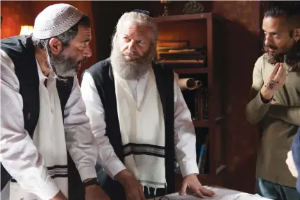  ?? (Vered Adir) ?? MIKE BURSTYN (center) appears in ‘Juda’ with Tzion Baruch (right) and Morris Cohen.