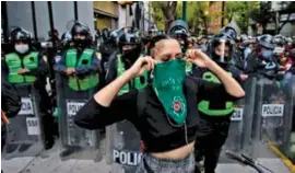  ??  ?? JUSTICIA. Decenas de mujeres se manifestar­on ayer en la sede de la Secretaría de Seguridad Ciudadana por el ataque sufrido por una joven durante la protesta del viernes.