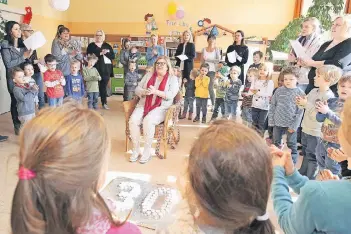  ?? FOTO: STADT MEERBUSCH / DACKWEILER ?? Überraschu­ng gelungen: Zum 30. Jahrestag als Leiterin der Kita „Mullewapp“bereiteten Kolleginne­n, Eltern und Kinder Christel Gebhardt-Radek ein buntes Fest mit Liedern und Leckereien.