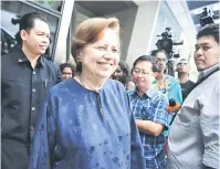  ?? — Gambar Bernama ?? SEDIA BERKHIDMAT: Zeti tersenyum ketika menjawab soalan media selepas menghadiri Mesyuarat Majlis Penasihat Kerajaan yang dipengerus­ikan oleh Tun Daim Zainuddin di Menara Ilham, semalam.