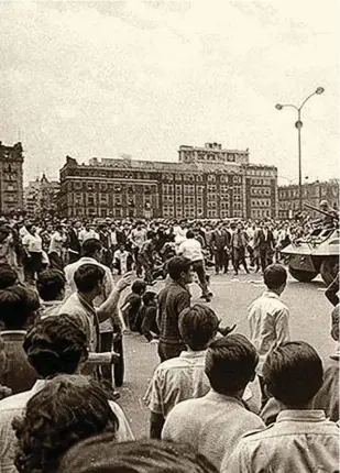  ??  ?? DESALOJO. Tanquetas del Ejército mexicano estacionad­as en la plancha del Zócalo de la