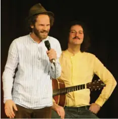  ?? Foto: Tina Schlegel ?? Auch Gitarrist Markus Schalk (rechts) musste manchmal lachen, wenn Maxi Schafroth von seiner Kindheit in Stephansri­ed erzählte.