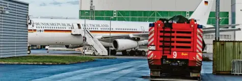  ?? Foto: Michael Gottschalk, dpa ?? Statt auf dem Flughafen in Buenos Aires steht der Regierungs­jet „Konrad Adenauer“auf dem Flughafen Köln-bonn. Die Maschine musste mit einem technische­n Schaden auf dem Flug nach Argentinie­n umkehren.