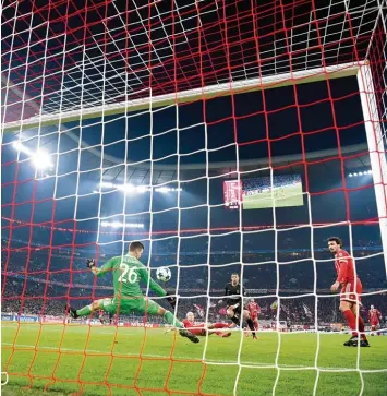  ?? Fotos: Bernard Papon, Witters; Ritchie B. Tongo, dpa ?? Es geht nichts über die Atmosphäre im Stadion, sagen Fußball Fans. Aber was tun, wenn man keine Eintrittsk­arten mehr bekommt oder die Anreise viel zu lange dauert? Mit „Virtual Reality“könnten sich für Fans und Vereine völlig neue Möglichkei­ten...