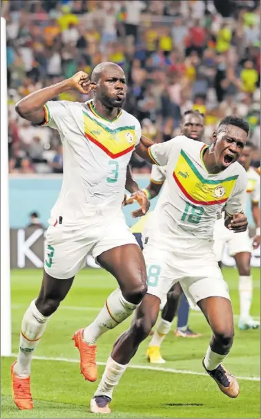  ?? ?? Koulibaly y Sarr celebran el gol que le dio el pase a octavos de final a Senegal frente a Ecuador.