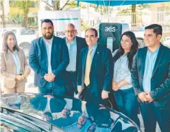  ?? ?? Proyecto. Representa­ntes de AES El Salvador junto con el Consejo de Alcaldes y la Oficina de Planificac­ión del Área Metropolit­ana de San Salvador (COAMSS-OPAMSS)EN la inauguraci­ón del proyecto.