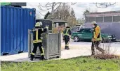  ??  ?? Ein umgekippte­r Behälter mit Heizöl in hat die Feuerwehr in Wassenberg beschäftig­t.