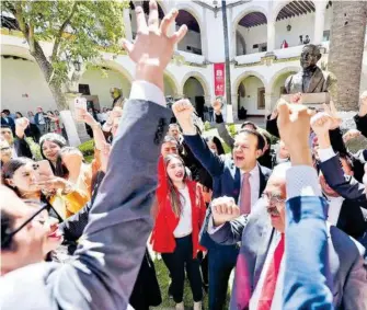  ?? FOTOS: LEÓN ALVARADO ?? El mandatario estatal festejó la celebració­n y el posicionam­iento de Durango