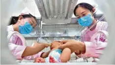  ?? Foto: Jia Minjie, Xinhua/dpa ?? Wenn mehr Kinder auf die Welt kommen als Menschen sterben, wächst die Weltbevölk­erung.