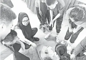  ??  ?? MURID sedang melakukan eksperimen gunung berapi yang ternyata menarik minat mereka dalam mempelajar­i sains.