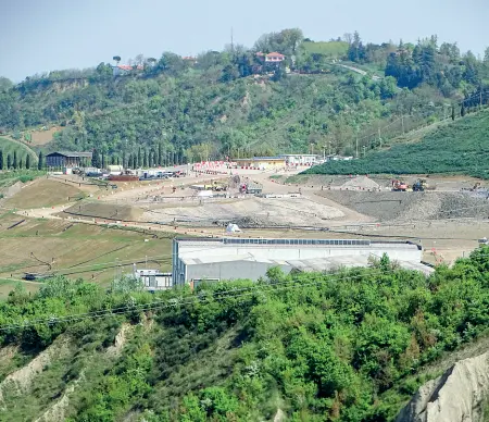  ??  ?? Tra le colline Una delle motivazion­i del Tar è che la sopraeleva­zion e della collina artificial­e nascondere­bbe il profilo delle colline vere