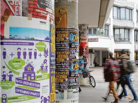  ?? Foto: Annette Zoepf ?? Seit 1996 ist Werben an deutschen Hochschule­n erlaubt. Mit der Plakatflut auf dem Campus gehen deutsche Universitä­ten ganz unterschie­dlich um. Auch Studenten haben dazu ihre Meinung.