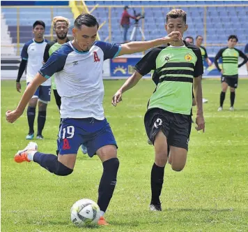  ??  ?? Control. César Flores (izquierda), del Alianza, remata durante el partido ante Platense, ayer.