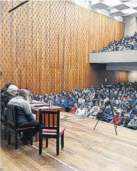  ?? (RAMIRO PEREYRA) ?? Asamblea. La conducción gremial volvió a reunirse ayer para deliberar sobre la situación. Esta semana, no habrá nuevas asambleas.