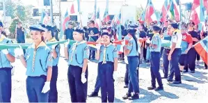  ??  ?? PATHFINDER membawa bendera gergasi Sabah.