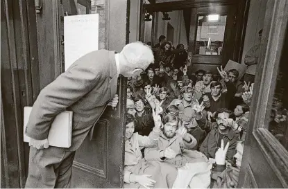  ?? BETTMANN / GETTY ?? Studenten blockieren 1968 mit einem Sit-in ein Gebäude der Columbia-Universitä­t in New York.
