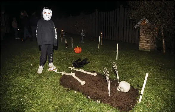  ?? Bild: ROGER LARSSON ?? MÖTE I HALLOWEEN. Bakom masken döljer sig Leo Klenze, sju år – vem som ligger i graven förtäljer inte historien…