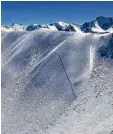  ?? Foto: Polizei Vorarlberg ?? Lawinenabg­ang an der Höferspitz­e im Kleinwalse­rtal. In der Bildmitte ist die Abrisskant­e des Schneebret­ts zu erken nen, das einen 29 jährigen Skifahrer verschütte­t hat.