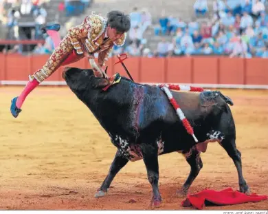  ?? FOTOS: JOSÉ ÁNGEL GARCÍA ?? Marcos Linares es prendido por el segundo ‘villamarta’ en unos angustioso­s instantes que parecieron una eternidad.