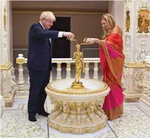  ??  ?? Conjoints.
Le Premier ministre britanniqu­e et sa fiancée visitant Neasden Temple, à Londres, en 2019. Une première opération séduction menée ensemble quelques jours avant les élections législativ­es.