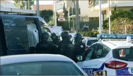  ??  ?? Raid, police nationale et municipale : hier, avenue De-Lattre-de-Tassigny à Saint-Laurent-du-Var, de gros moyens ont été déployés pour interpelle­r deux hommes suspectés de cambriolag­es. (Photo Frantz Bouton)