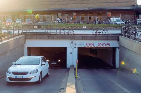  ??  ?? Il parcheggio sotterrane­o della stazione di Santa Maria Novella