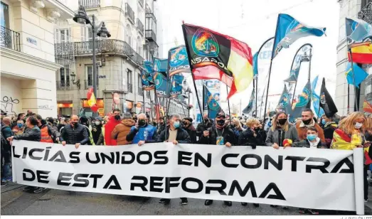  ?? J. J. GUILLÉN / EFE ?? Protesta de los agentes de todos los cuerpos policiales contra la reforma de la ley Mordaza ayer en Madrid.