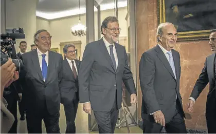  ?? CARLOS MONTAÑÉS ?? Juan Rosell, Mariano Rajoy y la cúpula de la patronal catalana, ayer en Barcelona.