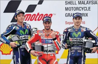  ??  ?? PODIO. Rossi y Lorenzo fueron segundo y tercero tras Dovizioso en la carrera de Sepang.