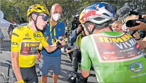  ?? ?? Jonas Vingegaard y Wout van Aert se saludan en la meta de Carcasona, en un día en el que el maillot amarillo se fue al suelo.