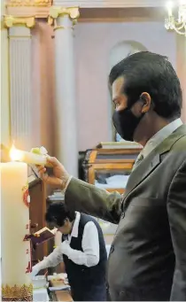  ?? / LUIS LUEVANOS / EL SOL DE SAN JUAN ?? El padrino se encargó de encender la vela en el Cirio Pascual.